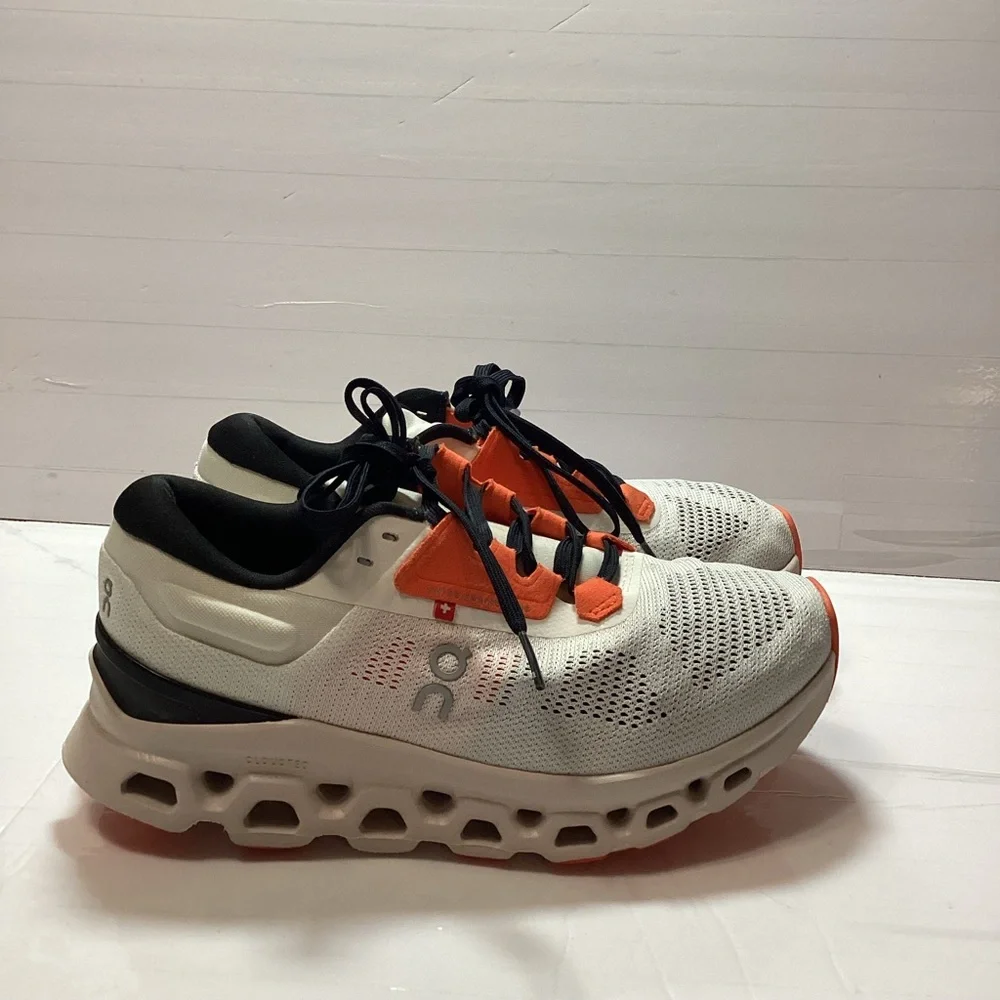 On Running Cloudstratus 3 shoes in undyed-white and sand. Women’s size 6 - Picture 5 of 11